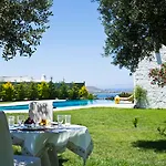 מלון Yria Island Boutique &
