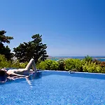 מלון Yria Island Boutique & 5*