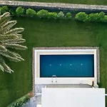 מלון Yria Island Boutique &