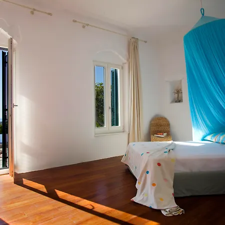 Yria Hotel