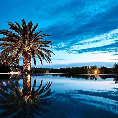 Yria Island Boutique & فندق